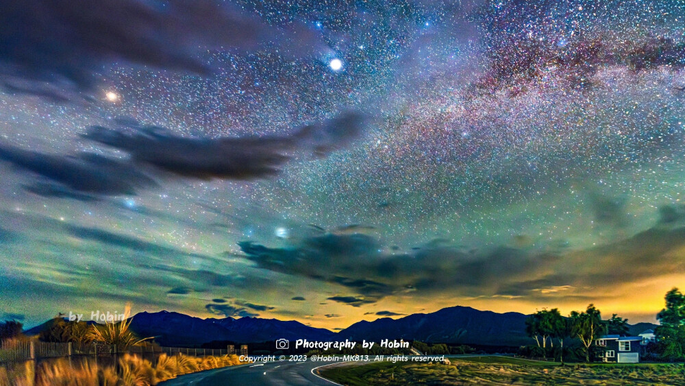 来自南半球的星河浪漫
漫天星辰在五彩斑斓的夜空下缓缓流动，橙绿色的气辉破云而出，选一颗星星许下愿望，所愿皆所得！
by.@Hobin-MK813