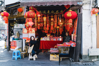 晨间烟火
摄影：洪小漩
定位：十五奎巷—大马弄
说起一件事、一种口味正不正宗，杭州人喜欢形容“老底子”。
“老底子”仿佛是一种标榜，一种身份象征，一种逝去后反复咂摸回味带着几分滤镜的温存。
而这份温存…