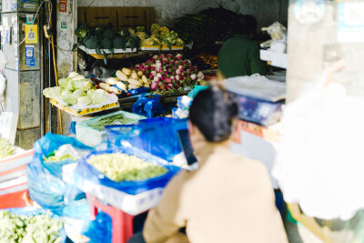 晨间烟火
摄影：洪小漩
定位：十五奎巷—大马弄
说起一件事、一种口味正不正宗，杭州人喜欢形容“老底子”。
“老底子”仿佛是一种标榜，一种身份象征，一种逝去后反复咂摸回味带着几分滤镜的温存。
而这份温存…