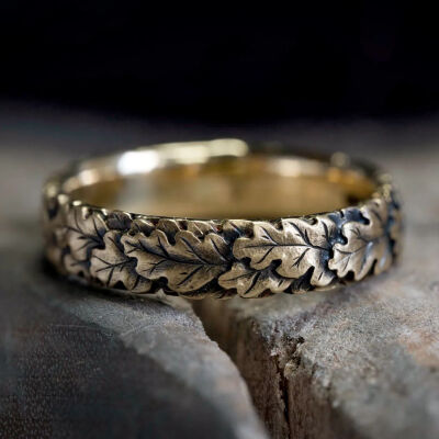 雕纹橡叶戒指 18K金 Sculpted oak leaf ring in 18ct gold.Handmade by Goldsmith Andrew Ashcroft FIPG in Durham city