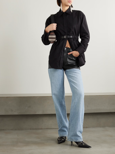 Alexander Wang 这款低腰裤相信会成为你衣橱中的亮眼代表。它以浅蓝色牛仔布制成，腰臀处拼接着醒目皮革。不妨以纽扣衬衫相配。