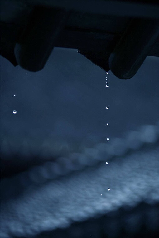 《阁夜》
岁暮阴阳催短景 ，天涯霜雪霁寒霄。
五更鼓角声悲壮 ，三峡星河影动摇。
野哭千家闻战伐 ，夷歌数处起渔樵。
卧龙跃马终黄土 ，人事音书漫寂寥。
是唐代诗人杜甫创作的一首七言律诗。这首诗是杜甫晚年寓居夔州西阁夜中所作。首联感叹时光流逝，寒宵难熬；颔联紧承“霜雪霁寒宵”写西阁见闻；颈联由“战伐”“夷歌”想到国事民生；尾联怀古思今，引出无限感慨。全诗通过西阁冬夜的感受，抒写了战乱未息、人民受难、身世飘零的深沉慨叹。诗人紧扣题目，从多个角度描写夜宿西阁时的所见、所闻、所感，上天下地、古往今来都有所提及，汇聚成一幅令人伤心惨目的图景，是人民受苦受难的真实写照，表现出诗人伟大的胸怀。