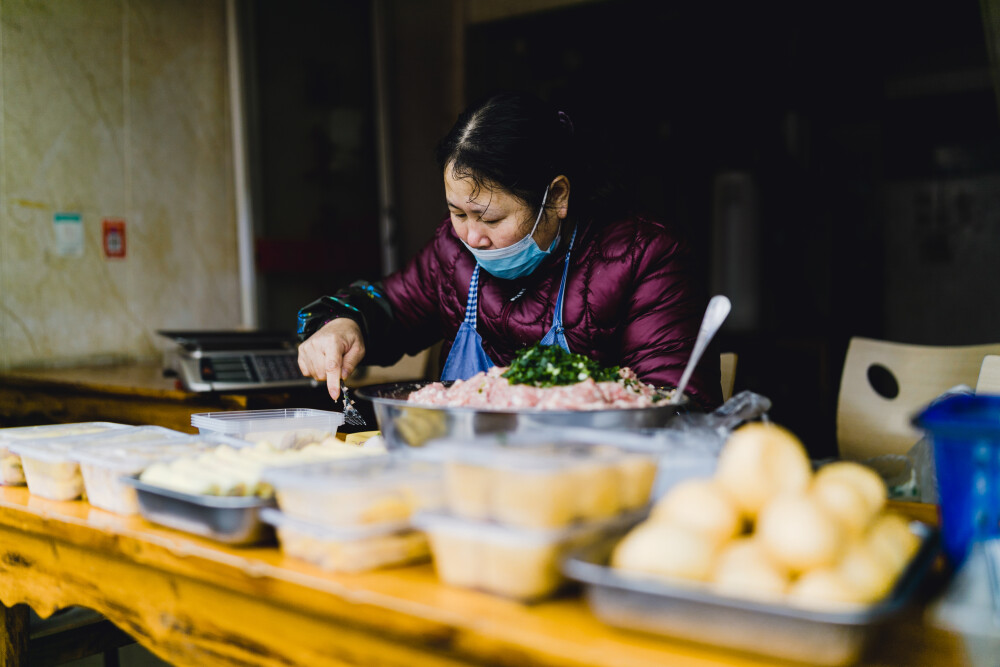 晨间烟火
摄影：洪小漩
定位：十五奎巷—大马弄
说起一件事、一种口味正不正宗，杭州人喜欢形容“老底子”。
“老底子”仿佛是一种标榜，一种身份象征，一种逝去后反复咂摸回味带着几分滤镜的温存。
而这份温存，来到鼓楼旁的十五奎巷和大马弄，却又是生动鲜活，热气腾腾的日常。
市井长巷，聚拢来是烟火，摊开来是人间。此话对照这两处可谓恰如其分。
有人说：杭州人的根，藏在了沧海桑田后，百年不变的习俗中；杭州人的魂，藏在了日新月异后，依旧繁华的生机里。老城、老街、老巷……保留着这座城市最古早的味道与模样，何尝不是另一种人间烟火。
我本是一时起意，与摄影同好大梦相约来到这里，像个游客一样走街串巷，