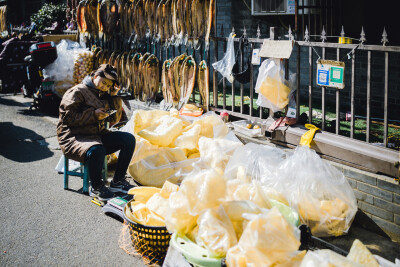 晨间烟火
摄影：洪小漩
定位：十五奎巷—大马弄
说起一件事、一种口味正不正宗，杭州人喜欢形容“老底子”。
“老底子”仿佛是一种标榜，一种身份象征，一种逝去后反复咂摸回味带着几分滤镜的温存。
而这份温存…