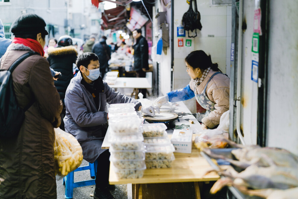 晨间烟火
摄影：洪小漩
定位：十五奎巷—大马弄
说起一件事、一种口味正不正宗，杭州人喜欢形容“老底子”。
“老底子”仿佛是一种标榜，一种身份象征，一种逝去后反复咂摸回味带着几分滤镜的温存。
而这份温存，来到鼓楼旁的十五奎巷和大马弄，却又是生动鲜活，热气腾腾的日常。
市井长巷，聚拢来是烟火，摊开来是人间。此话对照这两处可谓恰如其分。
有人说：杭州人的根，藏在了沧海桑田后，百年不变的习俗中；杭州人的魂，藏在了日新月异后，依旧繁华的生机里。老城、老街、老巷……保留着这座城市最古早的味道与模样，何尝不是另一种人间烟火。
我本是一时起意，与摄影同好大梦相约来到这里，像个游客一样走街串巷，