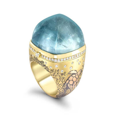 英国珠宝设计师 Theo Fennell 的 Hermitage 戒指 糖面包山 64.53ct 弧面切割海蓝宝石 cabochon aquamarine 钻石 18K玫瑰金 内藏红宝石镶嵌一只螃蟹