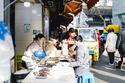 晨间烟火
摄影：洪小漩
定位：十五奎巷—大马弄
说起一件事、一种口味正不正宗，杭州人喜欢形容“老底子”。
“老底子”仿佛是一种标榜，一种身份象征，一种逝去后反复咂摸回味带着几分滤镜的温存。
而这份温存…