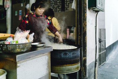 晨间烟火
摄影：洪小漩
定位：十五奎巷—大马弄
说起一件事、一种口味正不正宗，杭州人喜欢形容“老底子”。
“老底子”仿佛是一种标榜，一种身份象征，一种逝去后反复咂摸回味带着几分滤镜的温存。
而这份温存…