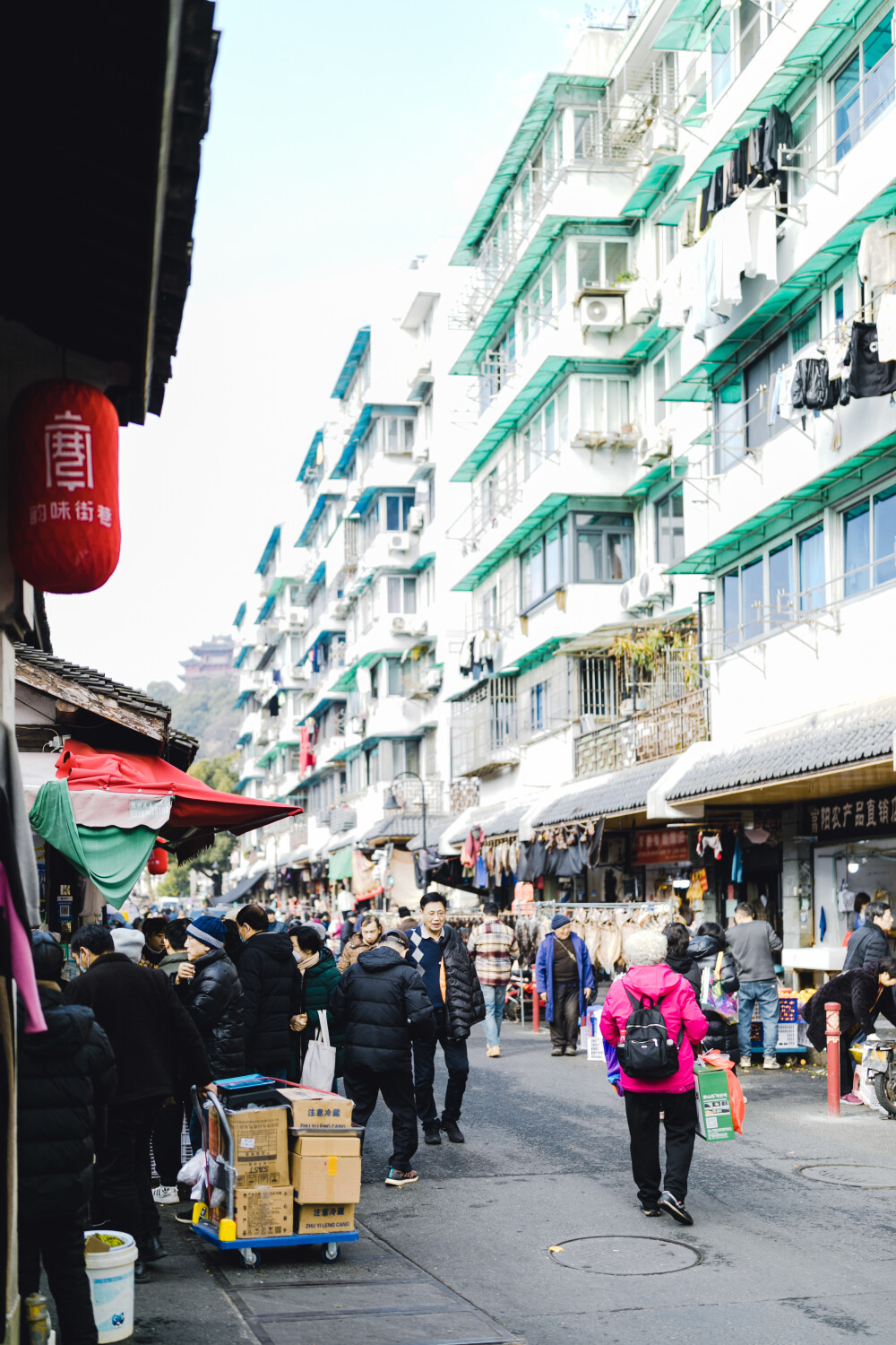 晨间烟火
摄影：洪小漩
定位：十五奎巷—大马弄
说起一件事、一种口味正不正宗，杭州人喜欢形容“老底子”。
“老底子”仿佛是一种标榜，一种身份象征，一种逝去后反复咂摸回味带着几分滤镜的温存。
而这份温存，来到鼓楼旁的十五奎巷和大马弄，却又是生动鲜活，热气腾腾的日常。
市井长巷，聚拢来是烟火，摊开来是人间。此话对照这两处可谓恰如其分。
有人说：杭州人的根，藏在了沧海桑田后，百年不变的习俗中；杭州人的魂，藏在了日新月异后，依旧繁华的生机里。老城、老街、老巷……保留着这座城市最古早的味道与模样，何尝不是另一种人间烟火。
我本是一时起意，与摄影同好大梦相约来到这里，像个游客一样走街串巷，