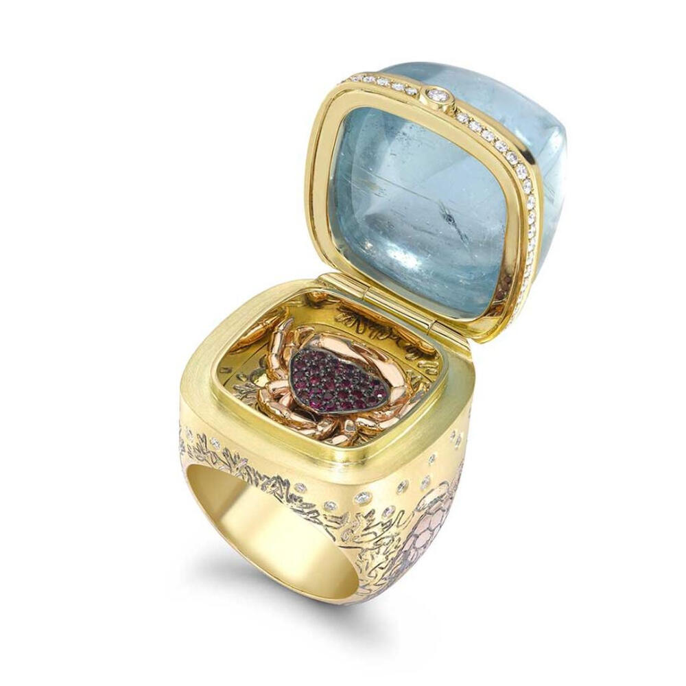 英国珠宝设计师 Theo Fennell 的 Hermitage 戒指 糖面包山 64.53ct 弧面切割海蓝宝石 cabochon aquamarine 钻石 18K玫瑰金 内藏红宝石镶嵌一只螃蟹