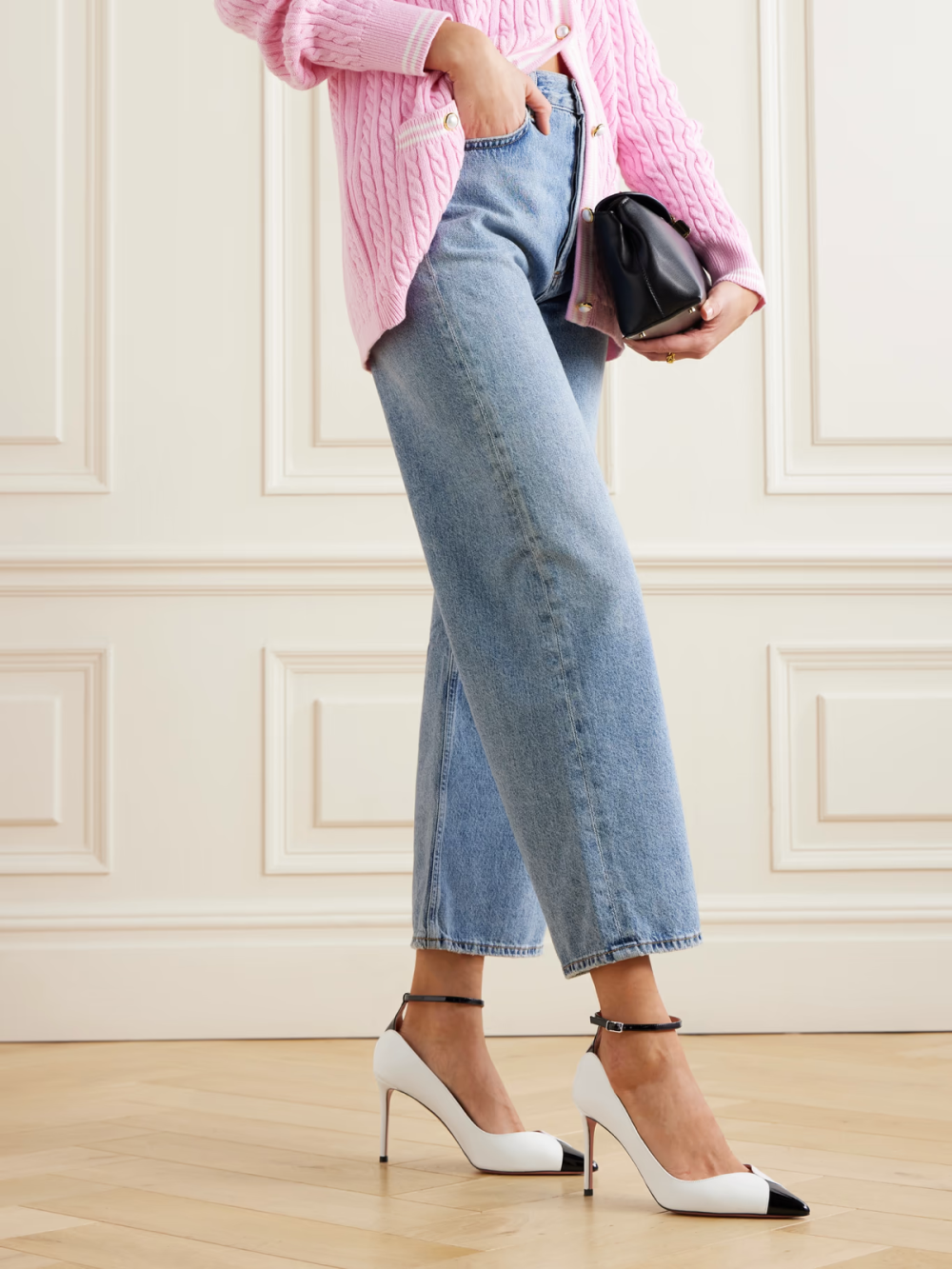 Aquazzura 这款 “Pinot” 高跟鞋散发旧式好莱坞的华美魅力。它采用光滑的白色皮革制成，尖鞋头饰有黑色漆皮，与环绕踝间的袢带前后呼应。