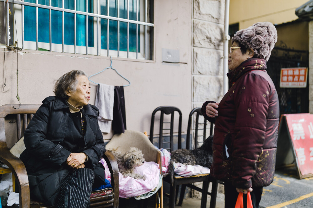 晨间烟火
摄影：洪小漩
定位：十五奎巷—大马弄
说起一件事、一种口味正不正宗，杭州人喜欢形容“老底子”。
“老底子”仿佛是一种标榜，一种身份象征，一种逝去后反复咂摸回味带着几分滤镜的温存。
而这份温存，来到鼓楼旁的十五奎巷和大马弄，却又是生动鲜活，热气腾腾的日常。
市井长巷，聚拢来是烟火，摊开来是人间。此话对照这两处可谓恰如其分。
有人说：杭州人的根，藏在了沧海桑田后，百年不变的习俗中；杭州人的魂，藏在了日新月异后，依旧繁华的生机里。老城、老街、老巷……保留着这座城市最古早的味道与模样，何尝不是另一种人间烟火。
我本是一时起意，与摄影同好大梦相约来到这里，像个游客一样走街串巷，