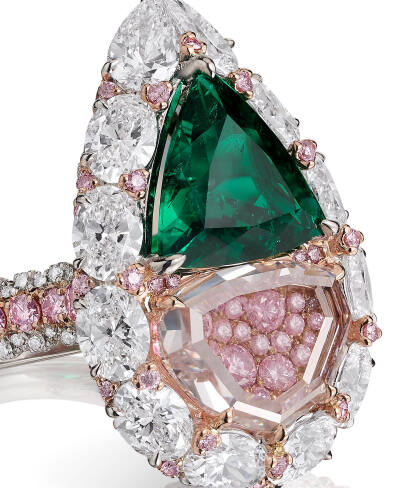 哥伦比亚矿业公司 Muzo Emerald Colombia 与澳大利亚 Argyle Pink Diamonds 合作推出「Green Jewel Tradition」系列 Mila 金质戒指 运用铂金和玫瑰金制作，主石为一颗2.65ct三角形切割无油祖母绿，镶嵌粉钻和无色钻…