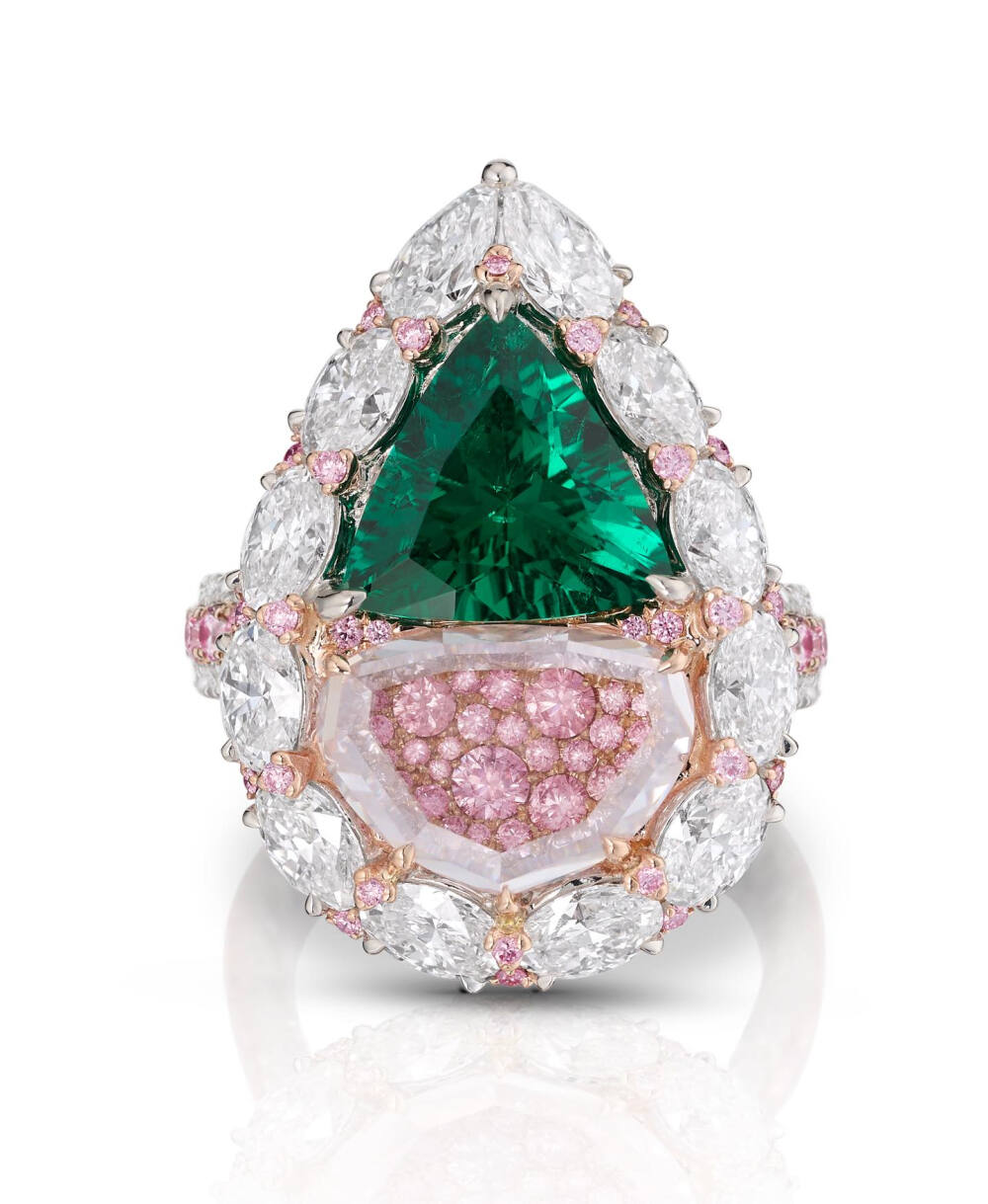 哥伦比亚矿业公司 Muzo Emerald Colombia 与澳大利亚 Argyle Pink Diamonds 合作推出「Green Jewel Tradition」系列 Mila 金质戒指 运用铂金和玫瑰金制作，主石为一颗2.65ct三角形切割无油祖母绿，镶嵌粉钻和无色钻石