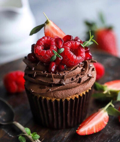 巧克力松露 树莓 杯子蛋糕