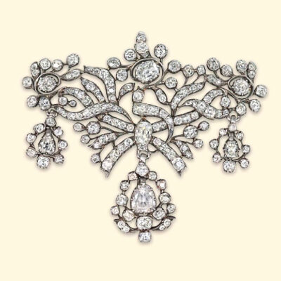 古董伊比利亚钻石胸针 antique Iberian diamond brooch 18 世纪晚期 三个由老式切割钻石镶嵌的花多，周围环绕着钻石丝带，下方悬挂三簇梨形切割钻石镶嵌的可拆卸水滴 ，银质底座，宽 7.9 厘米