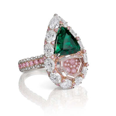 哥伦比亚矿业公司 Muzo Emerald Colombia 与澳大利亚 Argyle Pink Diamonds 合作推出「Green Jewel Tradition」系列 Mila 金质戒指 运用铂金和玫瑰金制作，主石为一颗2.65ct三角形切割无油祖母绿，镶嵌粉钻和无色钻…