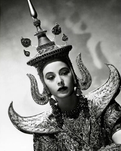 1939年，《热带女郎》中的海蒂·拉玛，身处热带异国里的一尊古老的神祇。 ​​​