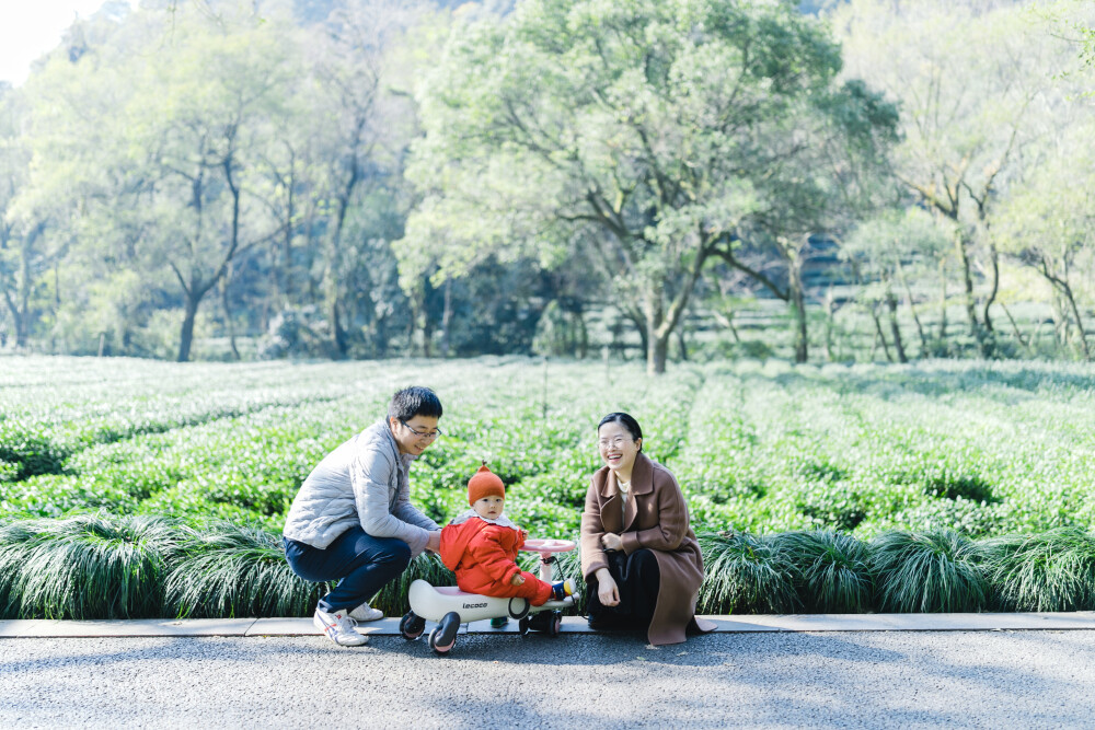 静静一岁的时候
摄影：洪小漩
出镜：静静一家
许久前，菜菜姐和我说，待到静静周岁时，能不能帮忙拍几张照纪念一下。
我说，好呀好呀，是我的荣幸。
菜菜姐和欢哥的婚礼，也是我帮忙记录的。仿佛就在不久前呢。
欢哥，是我少年时代就认识的大哥。他的表妹是我少年时代最要好的伙伴之一。
犹记得我初中时，欢哥在我们本地最出色的高中就读。长个几岁就是不一样，和他一道玩，总觉得他讲话比我们这群小屁孩懂事得多。
后来，大家都长大了，没想到，兜兜转转都相聚在了杭州。
虽然数年不见，但是断断续续得知欢哥的消息。仿佛少年时代笑起来和煦的大哥不曾走远。尤其是立业成家后，还能有机会以家庭为单位地相见，觉得十