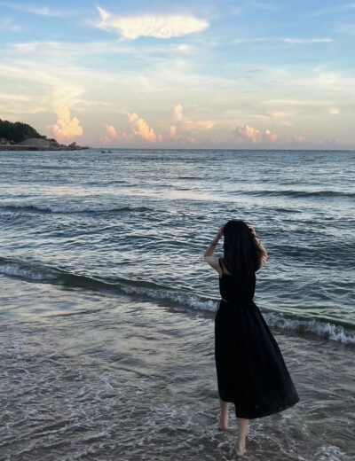 风华正茂的年纪不该困在爱与不爱里.我希望你可以热烈而又温柔的生活.做你觉得要紧的事.走你认为善良的路.少理那些满身是嘴的怪物.别在意别人口中的自己.做喜欢的自己才是最重要的.没有结果的事就不要再执着那久了.人…