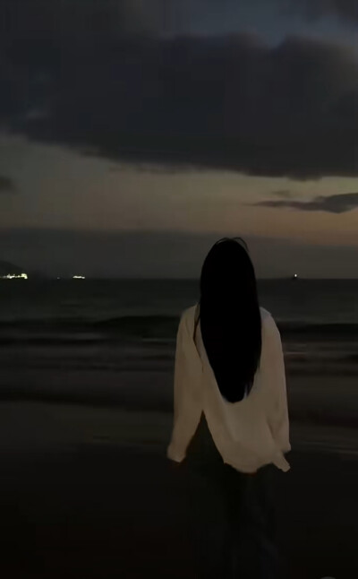 风华正茂的年纪不该困在爱与不爱里.我希望你可以热烈而又温柔的生活.做你觉得要紧的事.走你认为善良的路.少理那些满身是嘴的怪物.别在意别人口中的自己.做喜欢的自己才是最重要的.没有结果的事就不要再执着那久了.人…