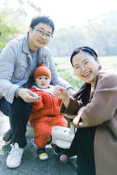 静静一岁的时候
摄影：洪小漩
出镜：静静一家
许久前，菜菜姐和我说，待到静静周岁时，能不能帮忙拍几张照纪念一下。
我说，好呀好呀，是我的荣幸。
菜菜姐和欢哥的婚礼，也是我帮忙记录的。仿佛就在不久前呢。…