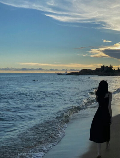 风华正茂的年纪不该困在爱与不爱里.我希望你可以热烈而又温柔的生活.做你觉得要紧的事.走你认为善良的路.少理那些满身是嘴的怪物.别在意别人口中的自己.做喜欢的自己才是最重要的.没有结果的事就不要再执着那久了.人…