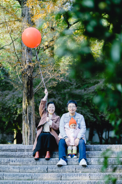 静静一岁的时候
摄影：洪小漩
出镜：静静一家
许久前，菜菜姐和我说，待到静静周岁时，能不能帮忙拍几张照纪念一下。
我说，好呀好呀，是我的荣幸。
菜菜姐和欢哥的婚礼，也是我帮忙记录的。仿佛就在不久前呢。…