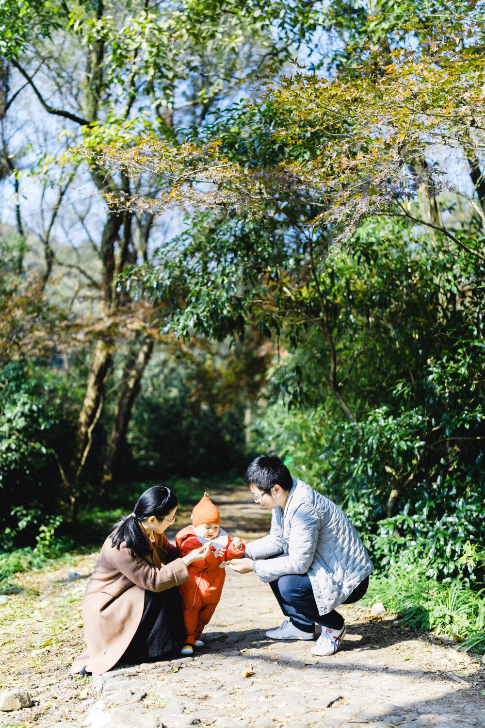 静静一岁的时候
摄影：洪小漩
出镜：静静一家
许久前，菜菜姐和我说，待到静静周岁时，能不能帮忙拍几张照纪念一下。
我说，好呀好呀，是我的荣幸。
菜菜姐和欢哥的婚礼，也是我帮忙记录的。仿佛就在不久前呢。
欢哥，是我少年时代就认识的大哥。他的表妹是我少年时代最要好的伙伴之一。
犹记得我初中时，欢哥在我们本地最出色的高中就读。长个几岁就是不一样，和他一道玩，总觉得他讲话比我们这群小屁孩懂事得多。
后来，大家都长大了，没想到，兜兜转转都相聚在了杭州。
虽然数年不见，但是断断续续得知欢哥的消息。仿佛少年时代笑起来和煦的大哥不曾走远。尤其是立业成家后，还能有机会以家庭为单位地相见，觉得十