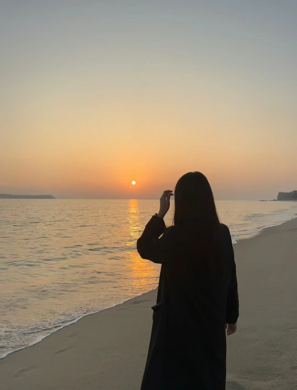 如果你半夜醒来发现自己已经好长时间没读书.而且没有任何负罪感的时候.你就必须知道，你已经堕落了.不是说书本本身特了不起.而是读书这个行为意味着.你没有完全认同于这个现世和现实.你还有追求.还在奋斗.你还有不满.你还在寻找另一种可能性.另一种生活方式。