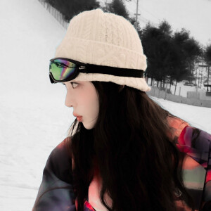 我曾經手拿草莓煙 熱淚盈眶看著我們過去的日常