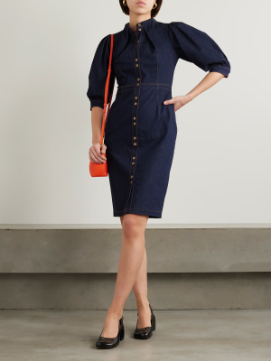 Diane von Furstenberg 这款 “Perla” 连衣裙以深蓝色牛仔布裁成，裙身设有醒目明线，泡泡袖和短立领时髦又复古。建议根据场合需求，为它搭配高跟鞋或者运动鞋。