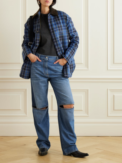 JW Anderson 这款牛仔裤在膝部利落开口，再以明线饰边，尤为别致吸睛。它裁自褪色的蓝色丹宁布，男友式裤管舒适宽松，背面口袋绣有高辨识度的船锚标志。