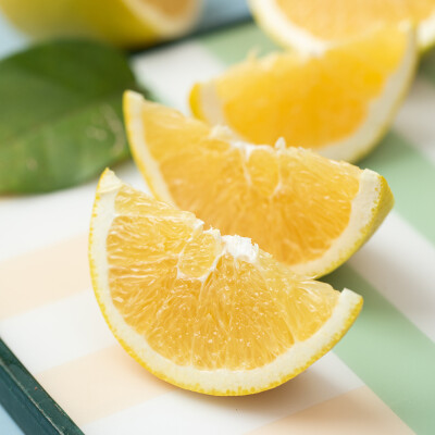 木瓜蜜丁橙 形状呈椭圆形像木瓜，果肉像柳丁，因此叫木瓜蜜丁。集柳橙的甘甜与柚子的清香为一体，高糖低酸，无籽清甜，脆爽无渣