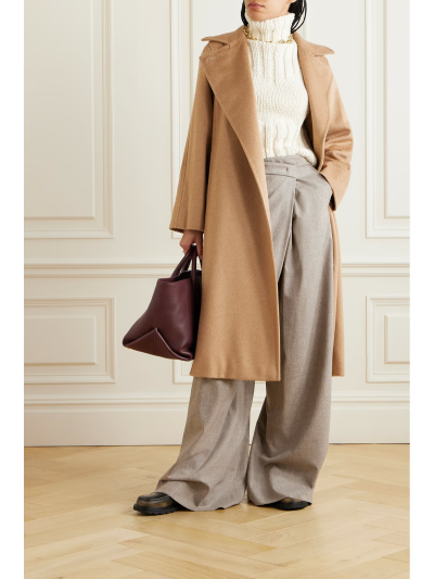 穿上 Max Mara 这款 “Manuela Icon” 外套，犹如裹上软糯的毛毯，浑身上下都透着舒坦。它采用柔软的骆驼毛制成，手感柔舒，廓形宽松，适于内搭厚毛衣。建议用腰带收束它的腰身，在寒凉秋冬让暖意如影随形。