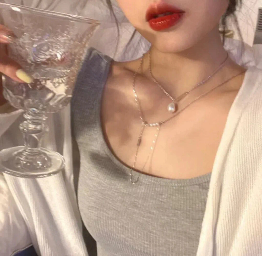 女生不露脸头像
锁骨头像