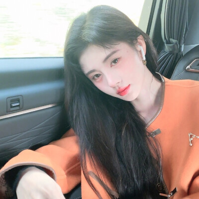 “在所有人声鼎沸的欢喜里 我唯独望向你.”
鞠婧祎×5