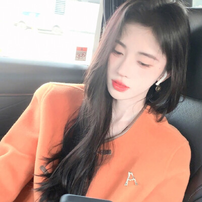 “在所有人声鼎沸的欢喜里 我唯独望向你.”
鞠婧祎×5