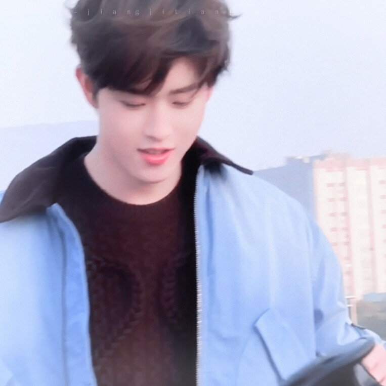 “今天的天气不错，风很温柔，你很甜。”
田嘉瑞×3