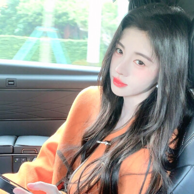 “在所有人声鼎沸的欢喜里 我唯独望向你.”
鞠婧祎×5