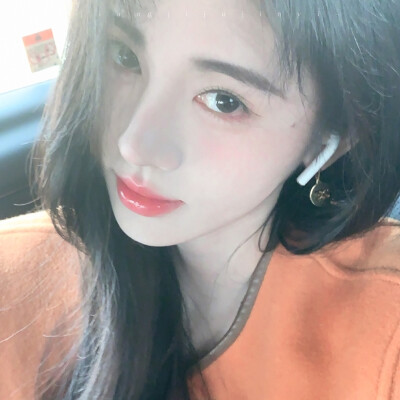 “在所有人声鼎沸的欢喜里 我唯独望向你.”
鞠婧祎×5