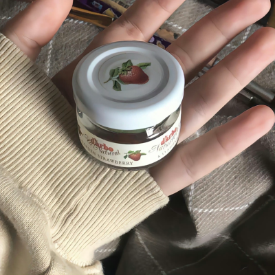 背景｜文案
你已春色摇曳，我仍一身旧雪。