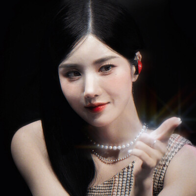 她绝非养在温室里的矜贵花，她是顶风作案的美人蛇，是永远不会回头的胜利者。