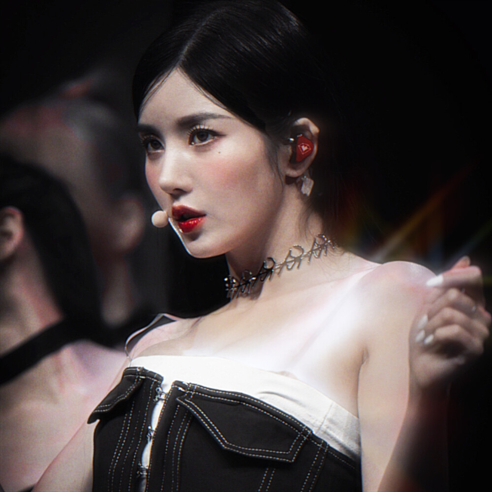 她绝非养在温室里的矜贵花，她是顶风作案的美人蛇，是永远不会回头的胜利者。