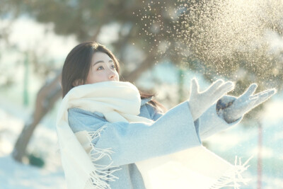 梁洁冬日氛围感大片
一月是崭新的
在雪天 放肆做回小孩
做梦 如愿