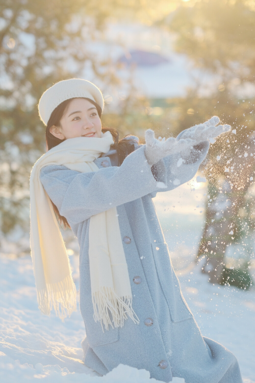 梁洁冬日氛围感大片
一月是崭新的
在雪天 放肆做回小孩
做梦 如愿