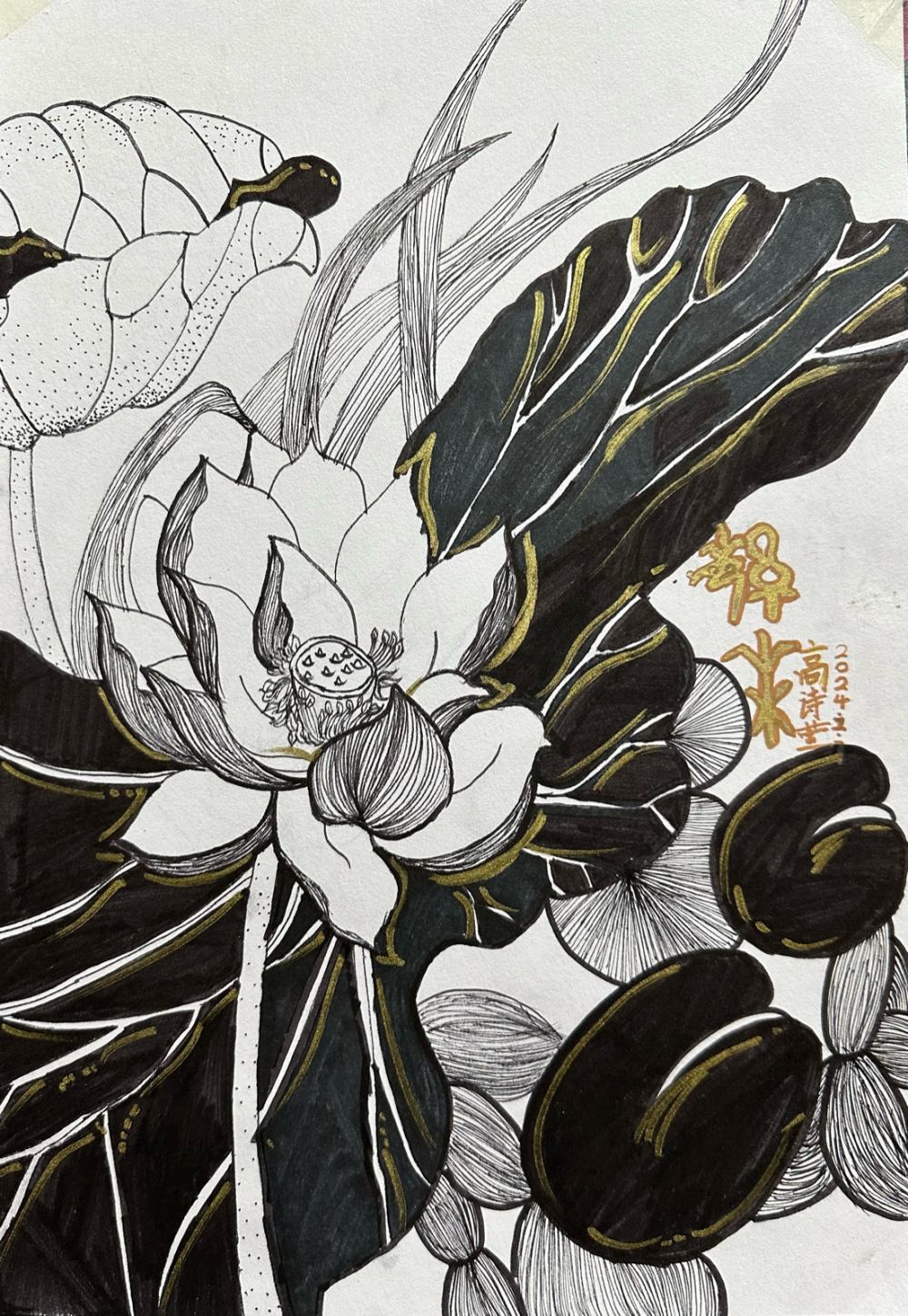 《繁花》总结：
本节课同学们完成了一幅线描花卉作品，了解学习了线描的黑、白、灰，点、线、面在画面中的重要作用。学会了从各个角度评析作品，观察各种花朵的千姿百态，感受花朵的形态美，线条美，造型美……
利用秀丽笔表现出了线条的灵动，有了粗细和疏密的变化，提高了控笔的能力，每个同学设计了背景及文字，用金银色的油漆笔丰富了画面，效果整体且和谐[强]
个别同学对于形的把握需要再深入的练习一下，例如怎样定大的位置来保证构图的和谐，花尖与叶尖如何出灵动精致的效果……
画画是个循序渐进的过程，希望同学们按时上课，打好基础画出更优秀的作品[爱心]