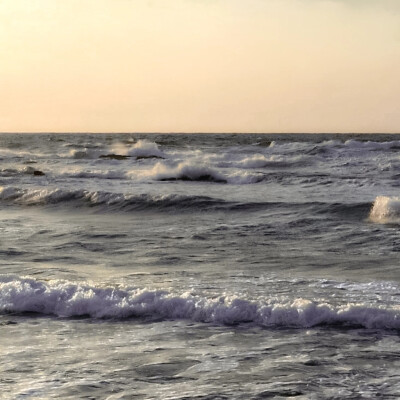 晚风轻踩着云朵，夕阳深处有一家橙色的便利店 ，贩卖着橙色与温柔