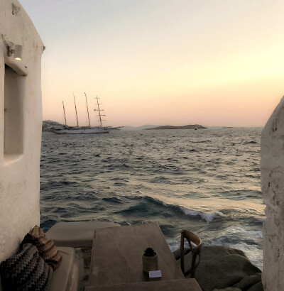 晚风轻踩着云朵，夕阳深处有一家橙色的便利店 ，贩卖着橙色与温柔