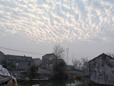 水乡天空，粼粼波光